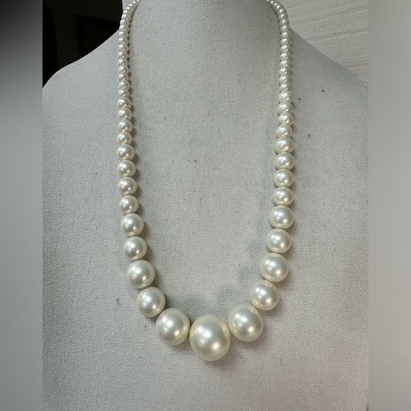 Long graduated size pearl bead statement necklace - Picture 2 of 5